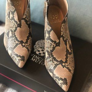 New Vince Camuto V-cut Boots Sz 9M